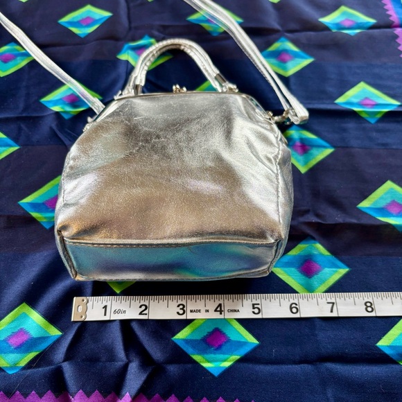 🩶 UO Silver Vegan Leather Crossbody Mini Purse w/ Kiss Lock Snap Closure NWT 🩶 - Picture 10 of 12